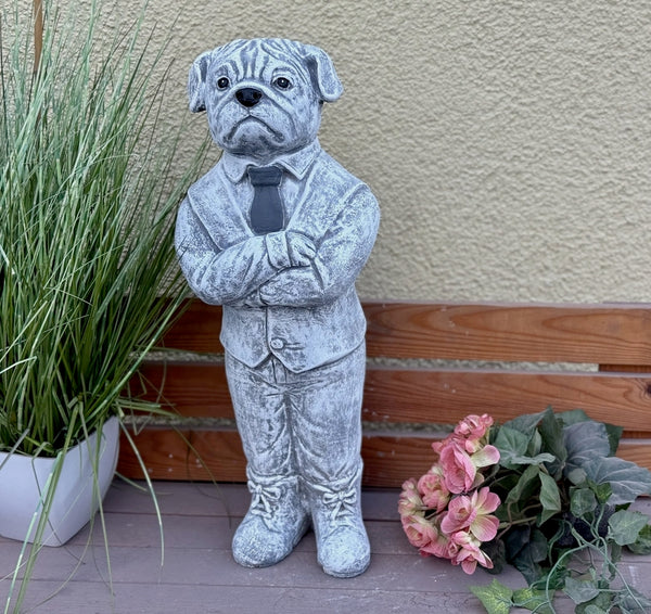 Steinfigur Mops Gentleman aus Steinguss frostfest wetterfest Gartenfigur Hund im Anzug Frontansicht