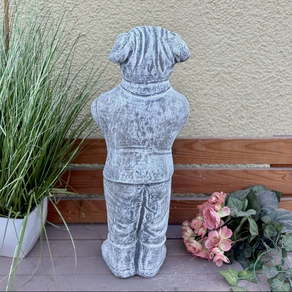 Rückansicht der massiven Mops Gartenfigur aus Steinguss frostfest und wetterfest