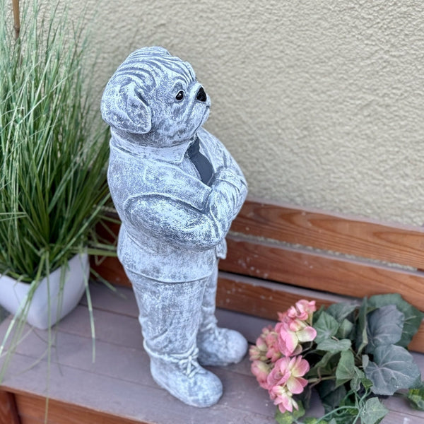 Mops Gartenfigur aus Steinguss mit Anzug und Krawatte wetterfeste Hundefigur für Garten und Terrasse