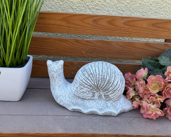 Rückansicht der detailreichen Schneckenfigur aus massivem Steinguss