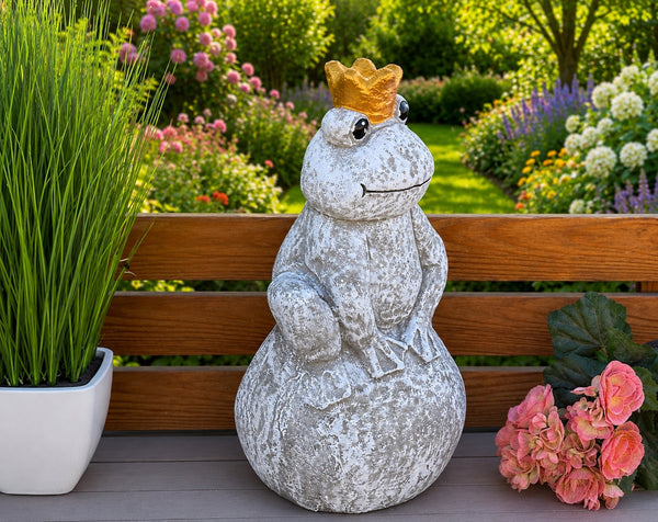 Detailreiche Gartenfigur Froschkönig mit goldener Krone aus massivem Steinguss