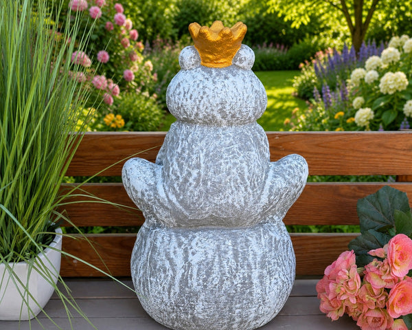 Frosch mit Krone auf Kugel als hochwertige Steingussfigur für den Außenbereich