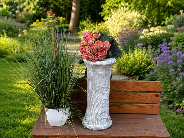 Steinguss Gartensäule 40 cm als Blumensäule mit Pflanze im Garten – frostfest und wetterfest