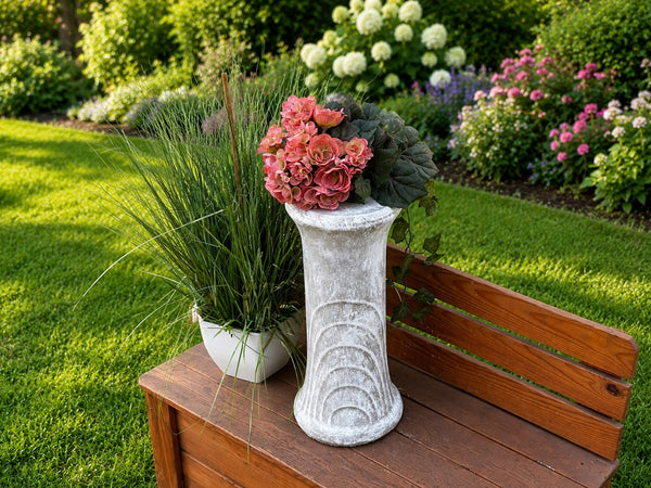 Dekosäule aus massivem Steinguss als Pflanzensäule auf der Terrasse – wetterfeste Gartendekoration