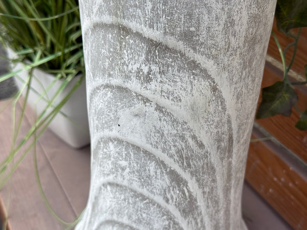 Detail der wetterfesten Steinguss Säule mit dekorativem Relief und strukturierter heller Steinoberfläche