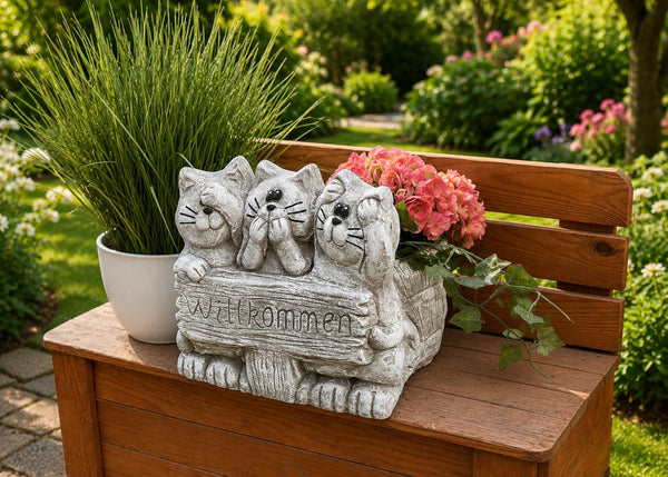 Katzen Pflanzgefäß Willkommen mit drei Katzen als Gartendekoration