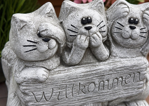 Detailansicht drei Katzen nichts sehen nichts sagen nichts hören aus Steinguss
