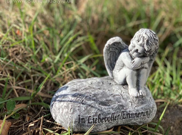 Steinfigur Engel auf Stein mit Inschrift " In liebevoller Erinnerung "