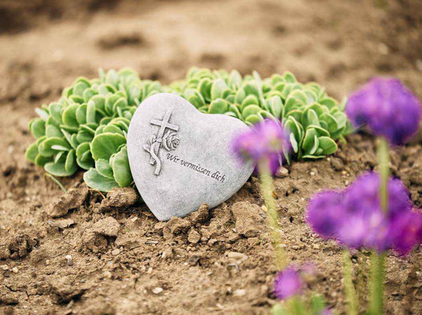 Steinfigur  Herz mit Inschrift  "Wir vermissen Dich"