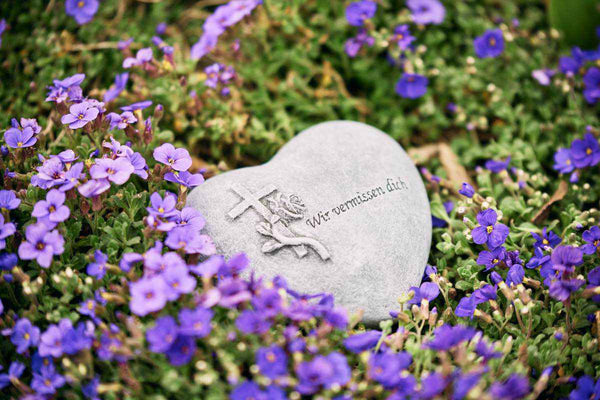 Steinfigur  Herz mit Inschrift  "Wir vermissen Dich"