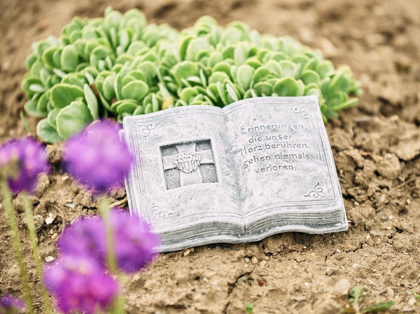 Steinfigur Buch mit Inschrift "Erinnerungen die unser Herz berühren"