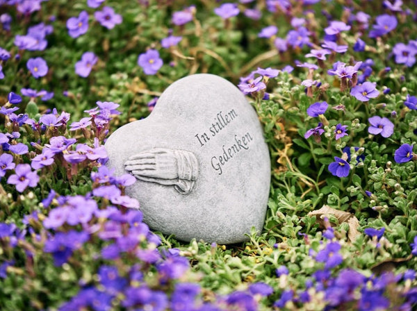 Steinfigur Herz mit Inschrift "In stillem Gedenken"