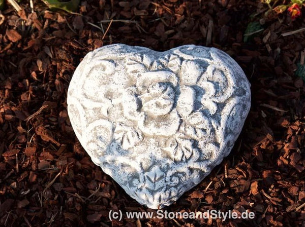 Steinfigur Herz mit Rankenmuster