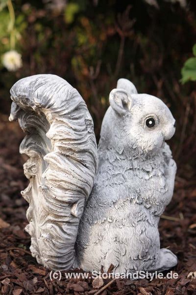 Steinfigur Eichhörnchen stehend