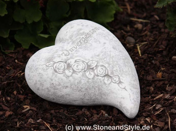 Steinfigur grosses Herz mit Inschrift "Unvergessen"
