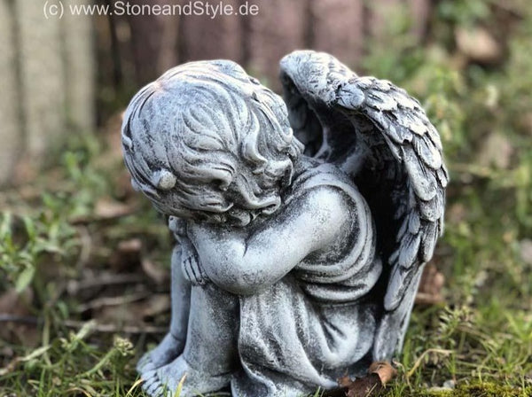 Steinfigur sitzender Engel