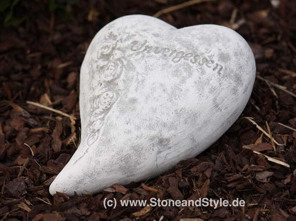 Steinfigur  kleines Herz mit Inschrift "Unvergessen"