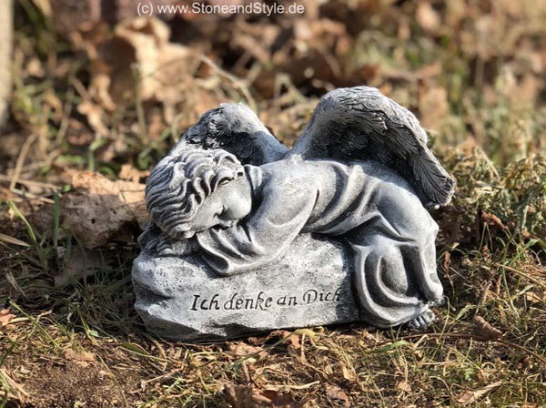 Steinfigur Engel auf Fels mit Inschrift "Ich denke an Dich"