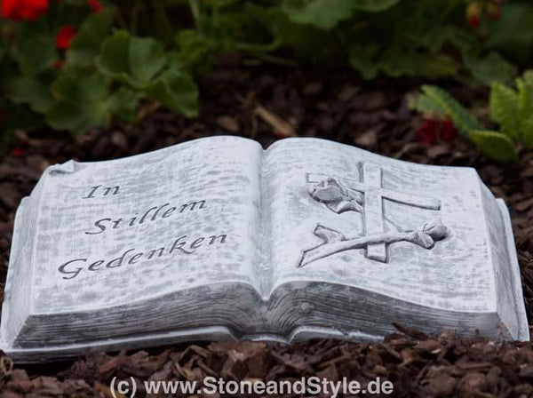 Steinfigur  Buch mit Inschrift "In stillem Gedenken"