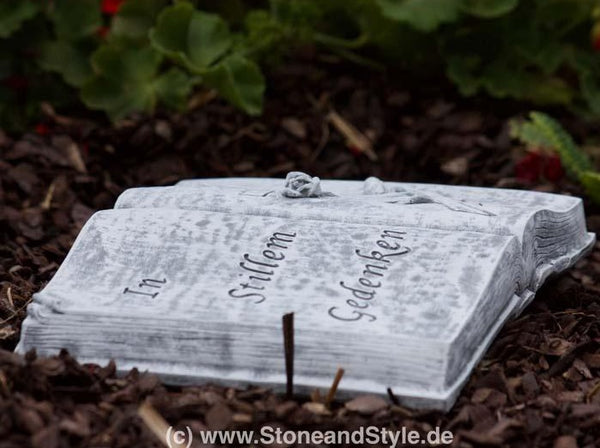 Steinfigur  Buch mit Inschrift "In stillem Gedenken"