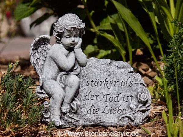 Steinfigur Engel am Fels mit Inschrift " Stärker als der Tod ... "