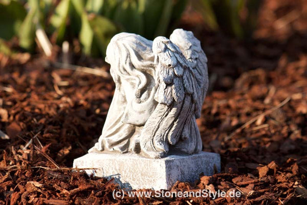 Steinfigur Engel auf Sockel mit Inschrift "In stillem Gedenken"