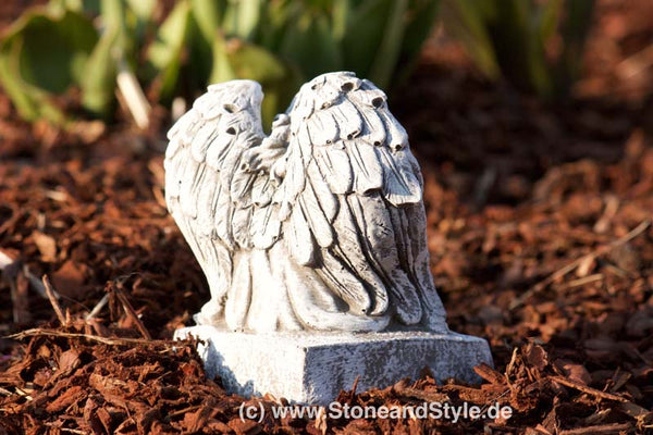 Steinfigur Engel auf Sockel mit Inschrift "In stillem Gedenken"