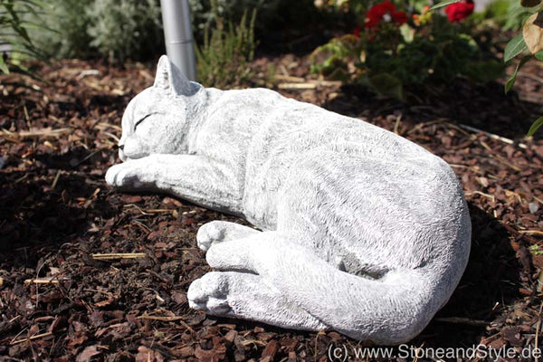 Steinfigur große Katze schlafend
