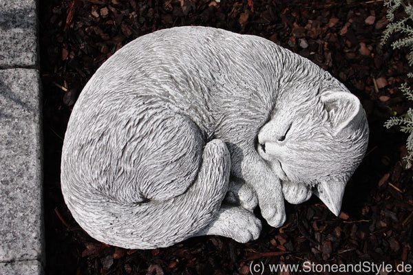 Steinfigur Katze schlafend eingerollt