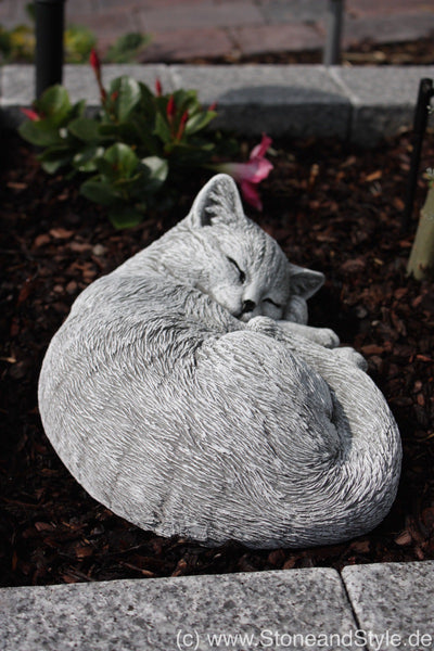 Steinfigur Katze schlafend eingerollt