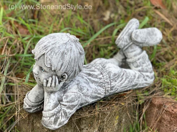 Steinfigur Junge liegend