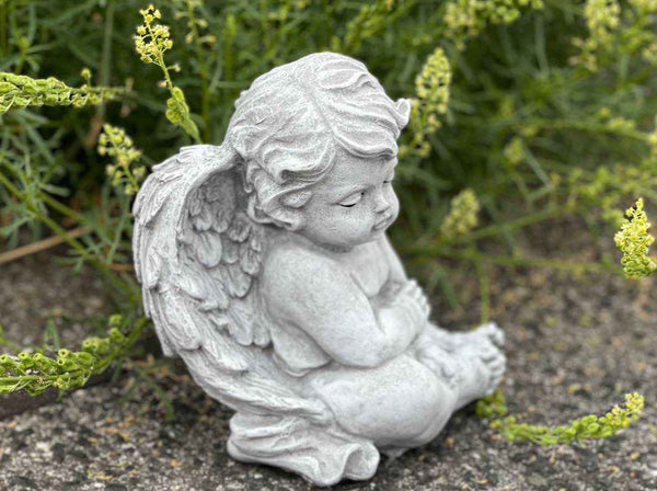Steinfigur sitzendes Engelchen