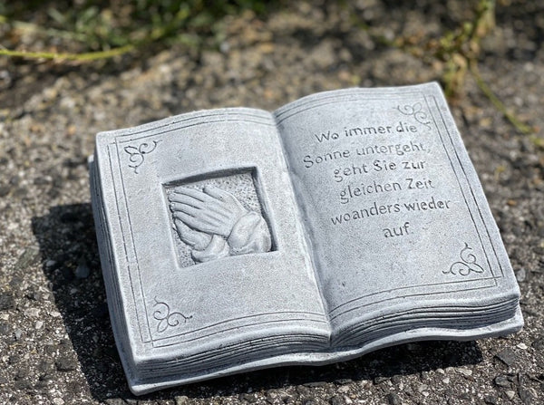Steinfigur  Buch mit Inschrift " Wo immer die Sonne untergeht ... "