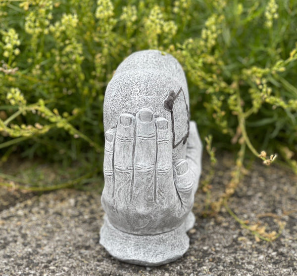 Steinfigur  Herz in Händen mit Inschrift " Ich vermisse Dich "