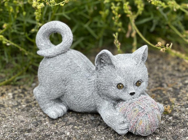 Steinfigur Katze "Sabrina " mit Wollknäuel