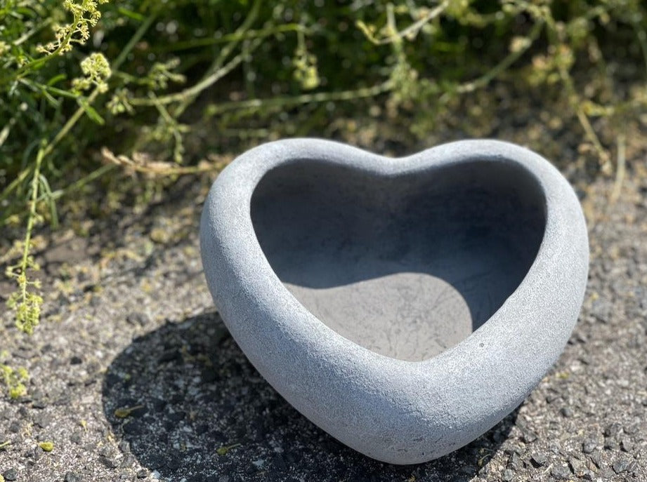 Steinfigur mittlere Pflanzschale Herz – Stone and Style