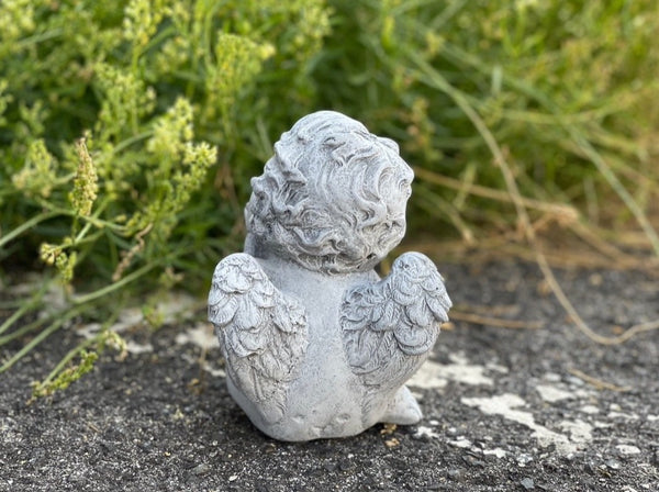 Steinfigur kleiner Engel mit Kussmund