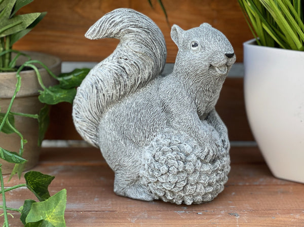 Steinfigur Eichhörnchen mit Tannenzapfen