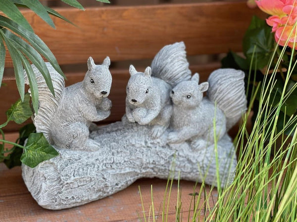 Steinfigur "3 Eichhörnchen auf Baumstamm"