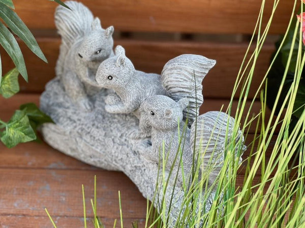 Steinfigur "3 Eichhörnchen auf Baumstamm"