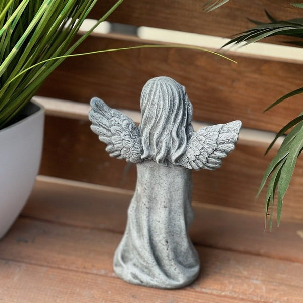 Steinfigur betender Engel stehend