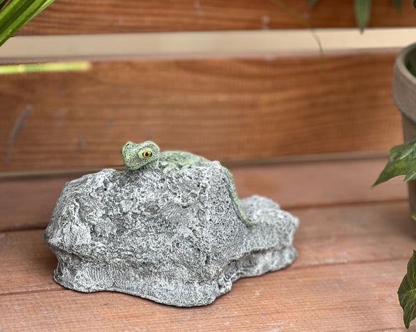 Steinfigur Gecko auf Stein