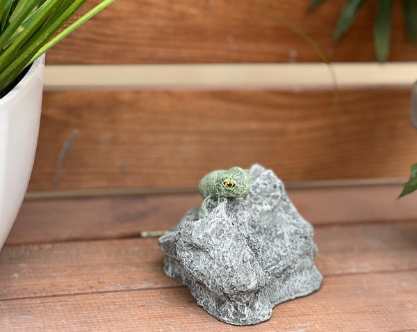 Steinfigur Gecko auf Stein