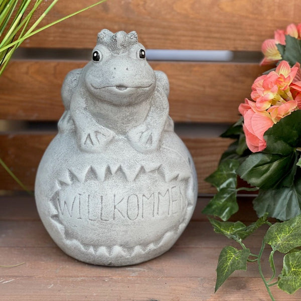 Steinfigur Frosch auf Kugel "Willkommen"