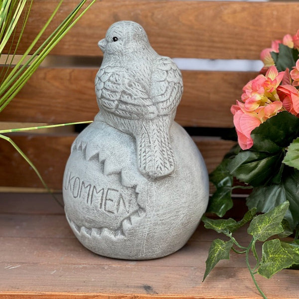 Steinfigur Vogel auf Kugel "Willkommen"