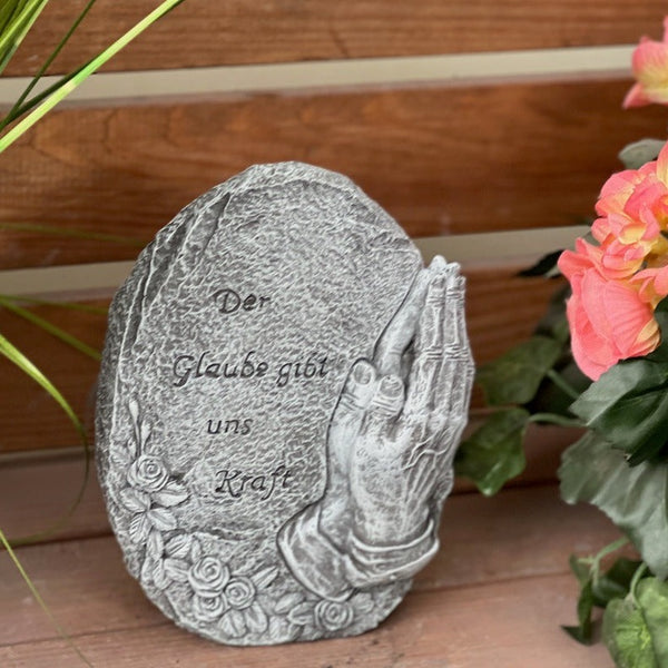 Steinfigur Grabstein mit Inschrift "Der Glaube gibt uns Kraft"