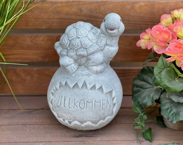 Steinfigur Schildkröte auf Kugel "Willkommen"
