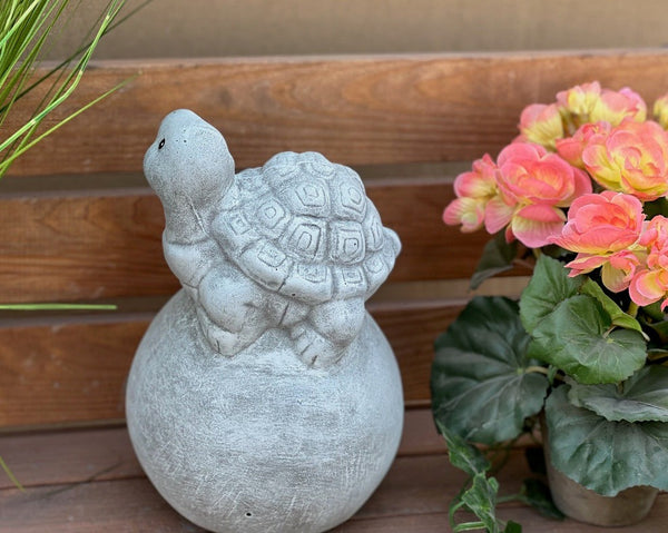 Steinfigur Schildkröte auf Kugel "Willkommen"